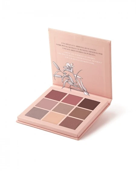 A paleta de sombras Pure Beauty contém 9 sombras mate e brilhantes com textura cremosa e fácil de aplicar.  A sua fórmula contém 94% de ingredientes naturais , incluindo amido de tapioca. 