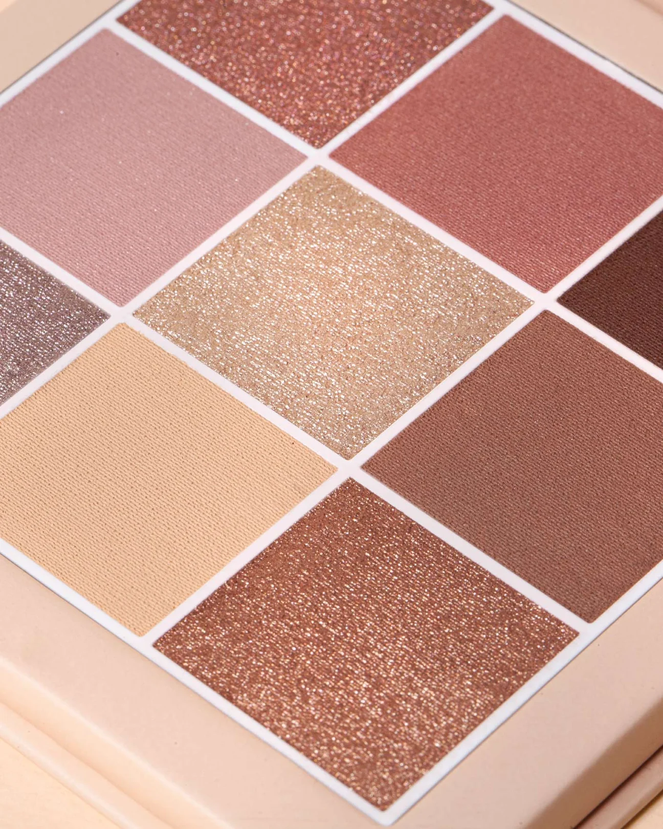 A paleta de sombras Pure Beauty contém 9 sombras mate e brilhantes com textura cremosa e fácil de aplicar.  A sua fórmula contém 94% de ingredientes naturais , incluindo amido de tapioca. 