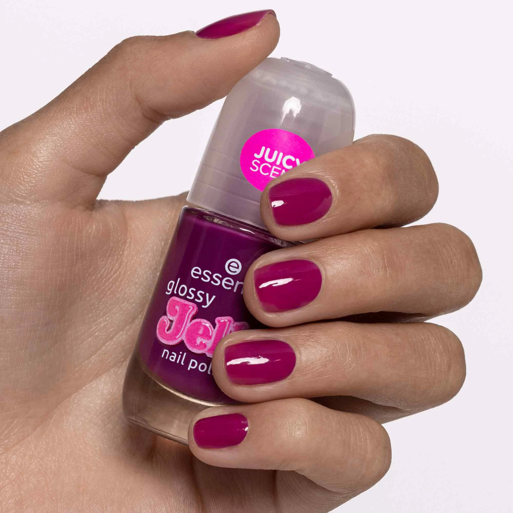 Verniz de unhas Essence cor ameixa com um aroma delicioso e um acabamento altamente brilhante