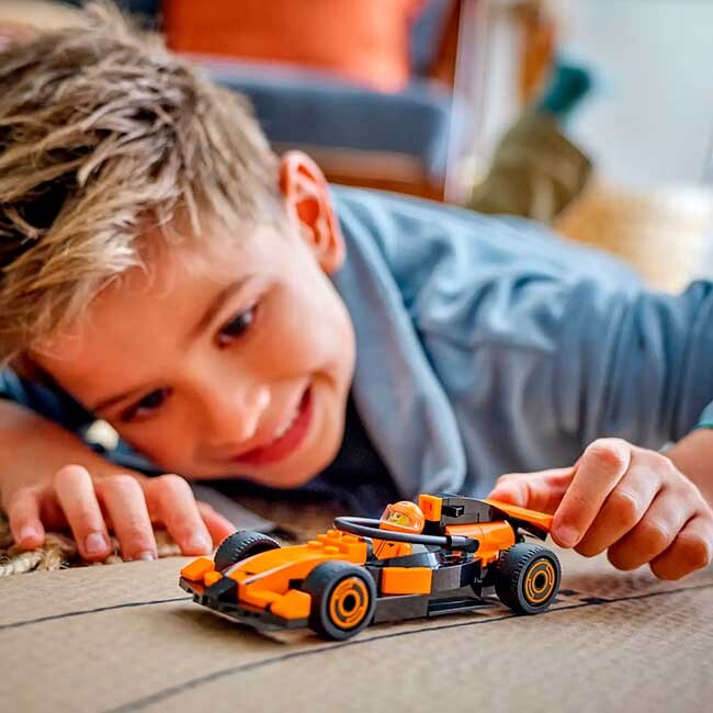 LEGO® City: F1® Driver with McLaren Race Car (60442) 5