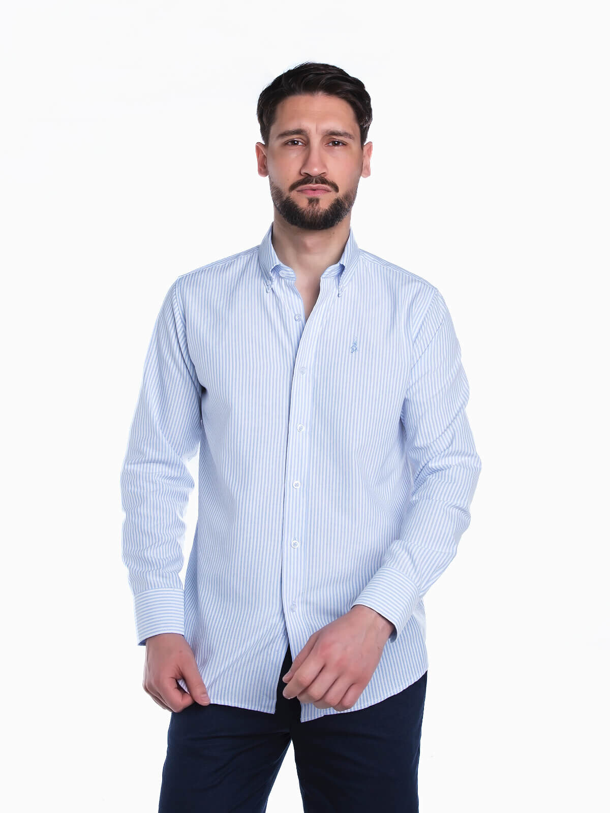 Camisa blanca con azules