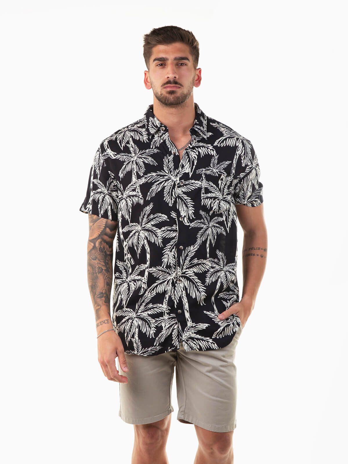 Camisa negra manga corta con palmeras
