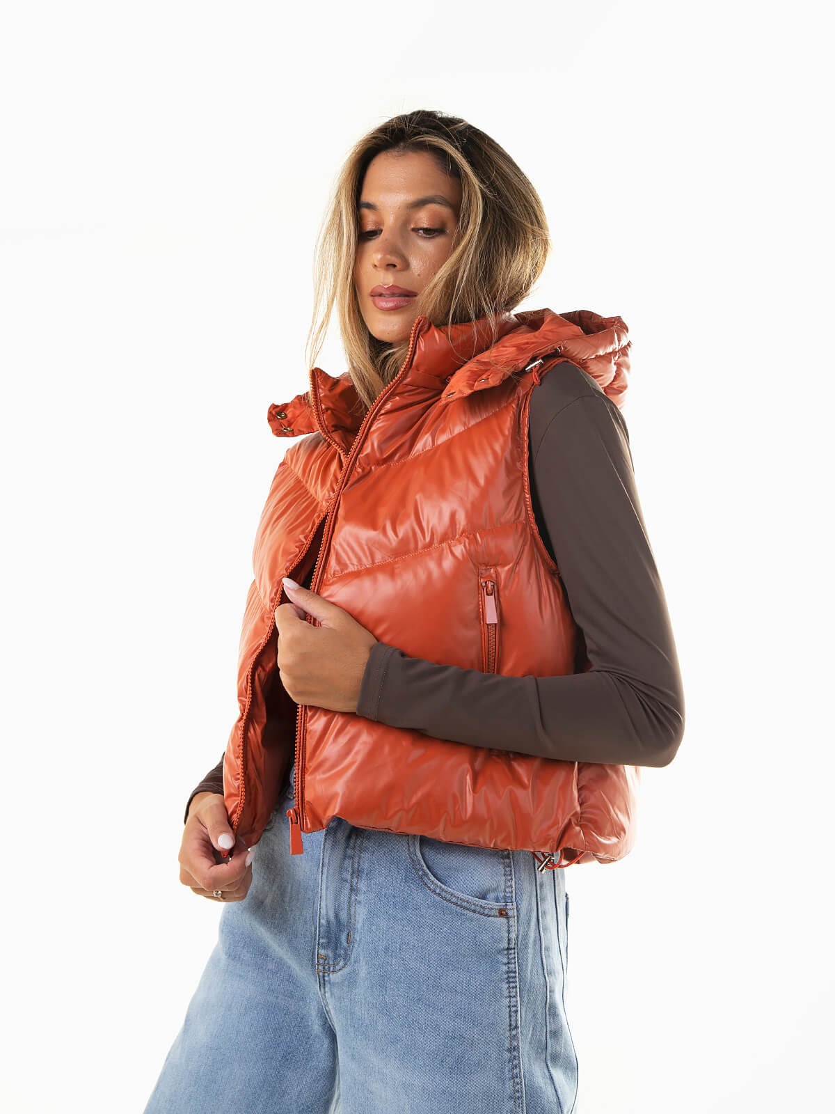 Chaleco acolchado brillante con capucha