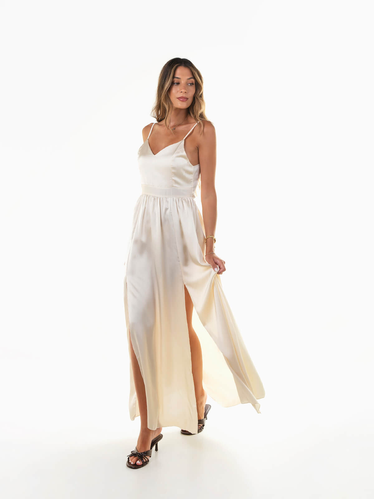 Vestido comprido acetinado bege
