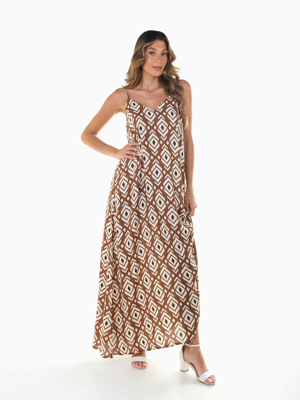 Vestido comprido castanho com estampado geométrico