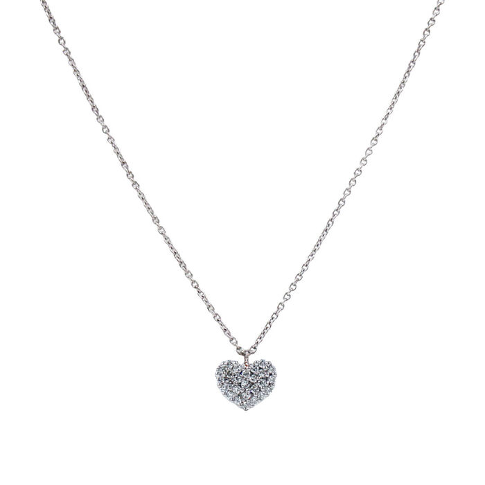 Detalhe de colar fino em ouro branco, com pendente em formato de coração, cravado com diamantes.