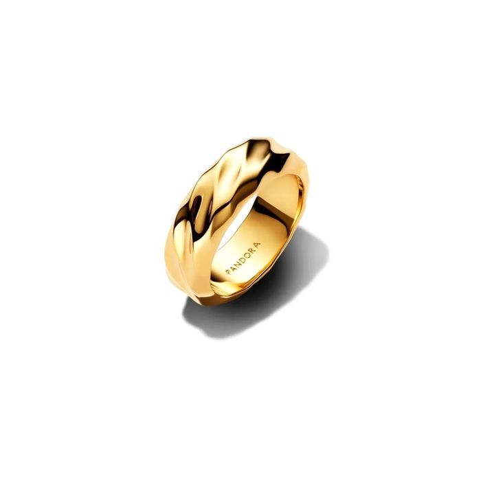 Anel dourado Pandora com um design ondulado na base polida.