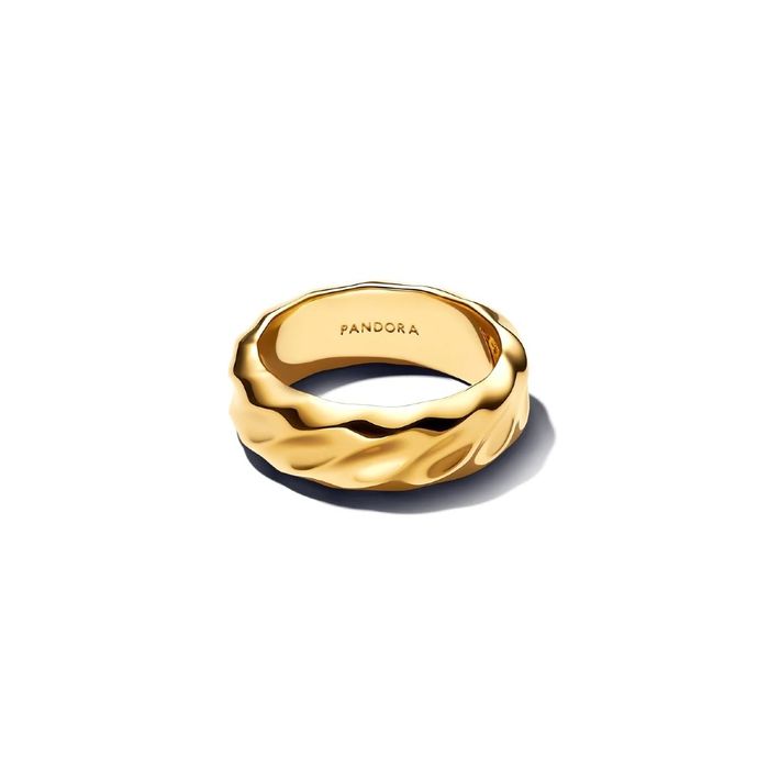 Anel dourado Pandora, pousado, com um design ondulado na base polida.