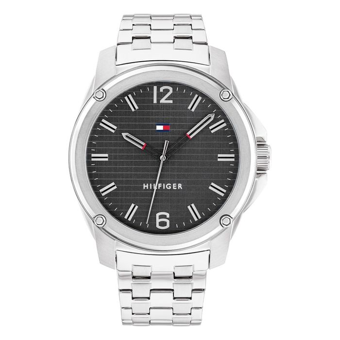 Relógio analógico masculino da Tommy Hilfiger em aço prateado com um mostrador preto.