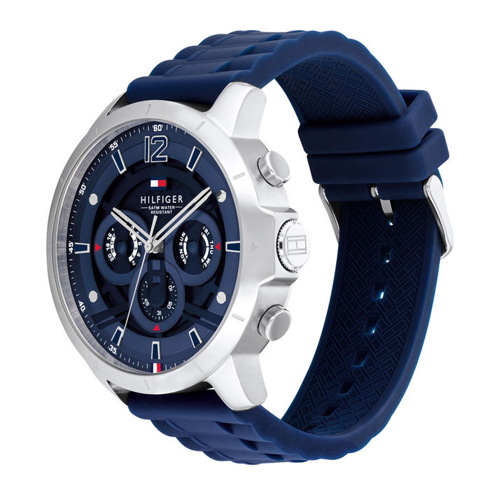 Vista lateral de um relógio Tommy Hilfiger de bracelete azul e mostrador em estilo cronógrafo.