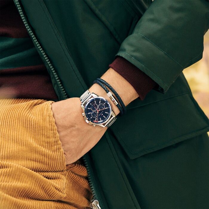Modelo com um relógio Tommy Hilfiger de bracelete prateada e com um mostrador em estilo cronógrafo.