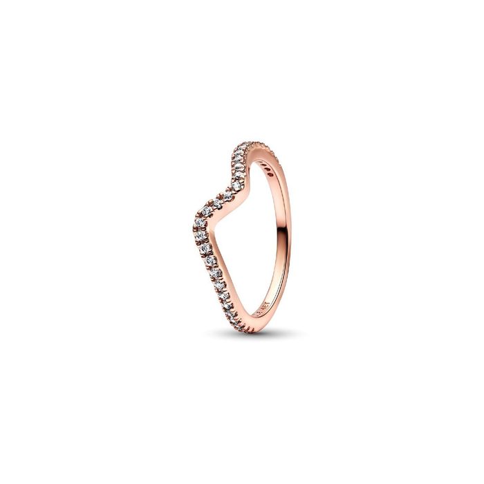 Anel em rose gold da Pandora cravado de zircónias e com um efeito ondulado.