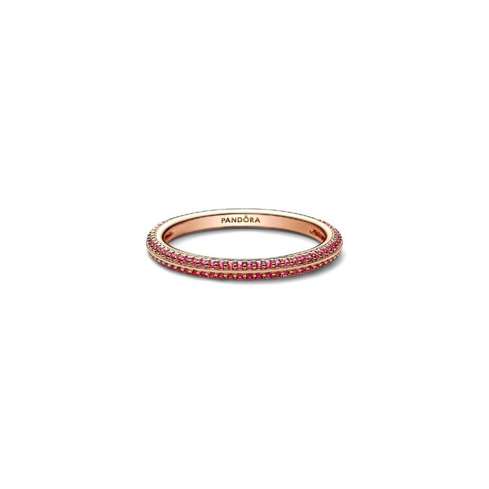Anel Pandora Me em rose gold, pousado, com duas filas de zircónias rosas cravadas.