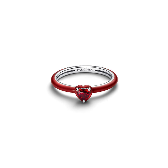 Anel feminino Pandora pousado com esmalte vermelho e a forma de um coração com uma zircónia no topo.