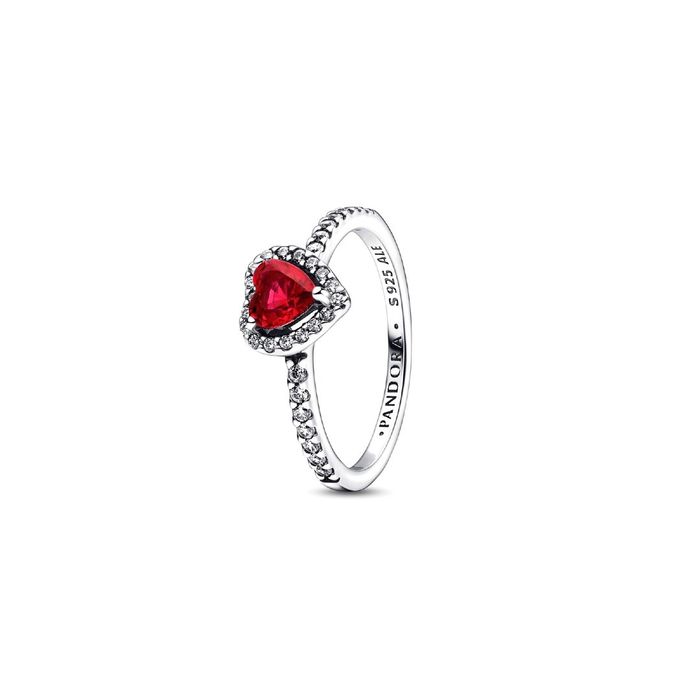 Anel prateado Pandora com zircónias e o topo em forma de coração com uma pedra vermelha no centro.