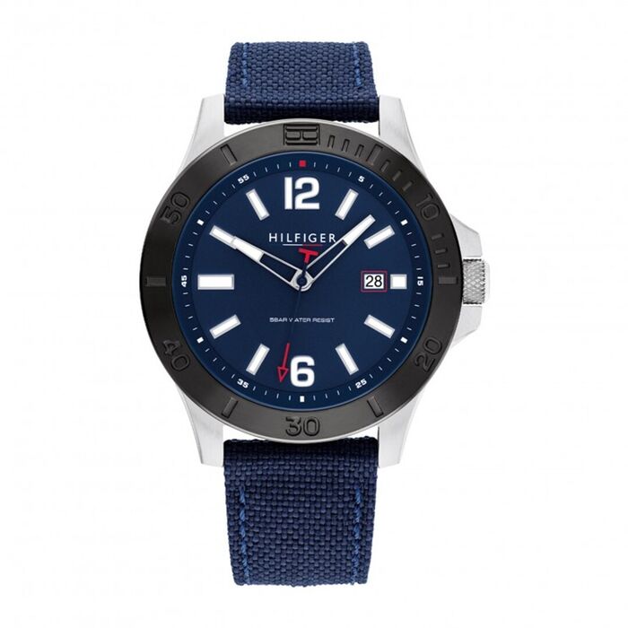 Relógio Tommy Hilfiger de bracelete em tecido azul, bisel prateado e mostrador com calendário.