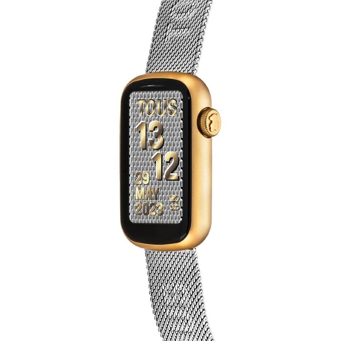 Vista lateral de smartwatch Tous com bracelete milanesa prateada e uma caixa com ecrã tátil.