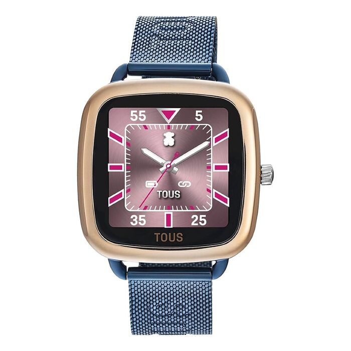 Smartwatch Tous de bracelete milanesa azul, bisel em rose gold e um mostrador de ponteiros digitais.