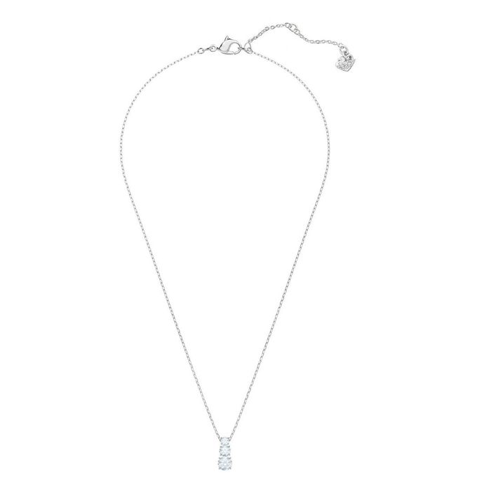 Vista completa de um colar prateado Swarovski com um pendente de três cristais engastados em garras.