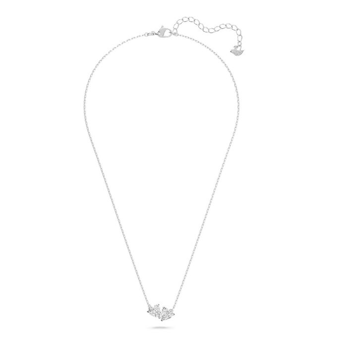 Vista completa de um colar prateado Swarovski com um pendente de dois cristais engastados em garras.