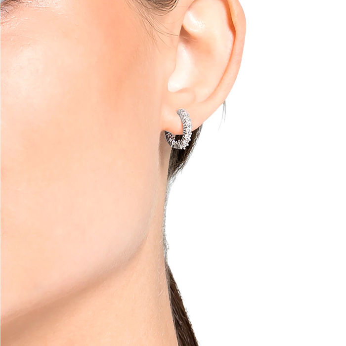 Modelo feminino com uma argola feminina prateada da Swarovski cravada de cristais incolores.