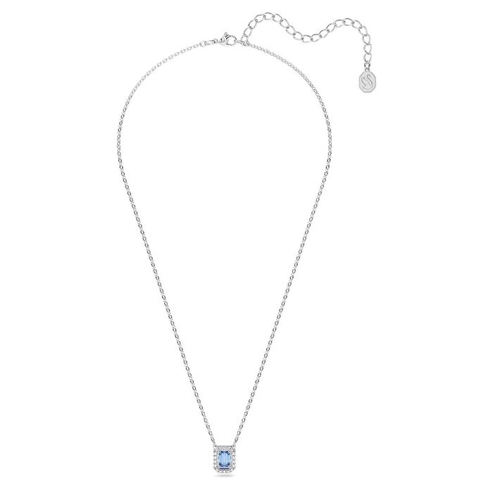 Vista completa de um colar prateado Swarovski com um pendente com cristais e uma pedra azul central.