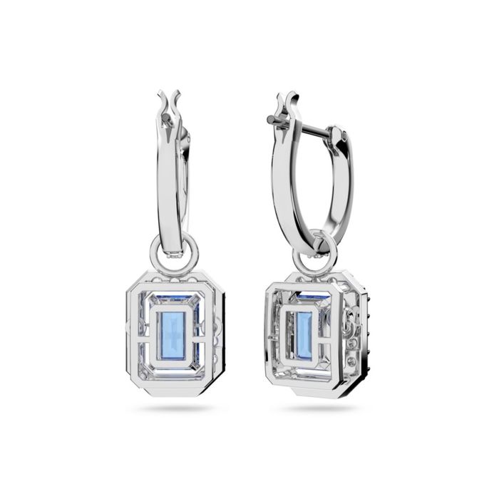 Vista traseira de umas argolas prateadas Swarovski com um pendente octogonal com um azul no centro.