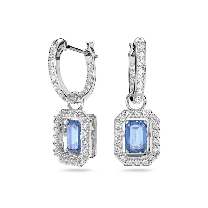 Argolas prateadas da Swarovski com um pendente octogonal com cristais e uma pedra azul no centro.