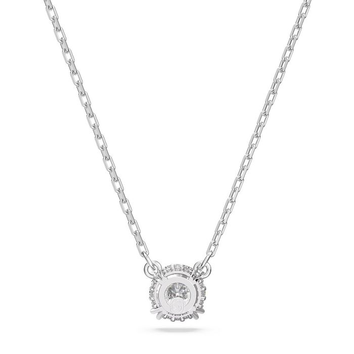 Vista traseira de um colar prateado Swarovski com um pendente circular uma pedra na frente.