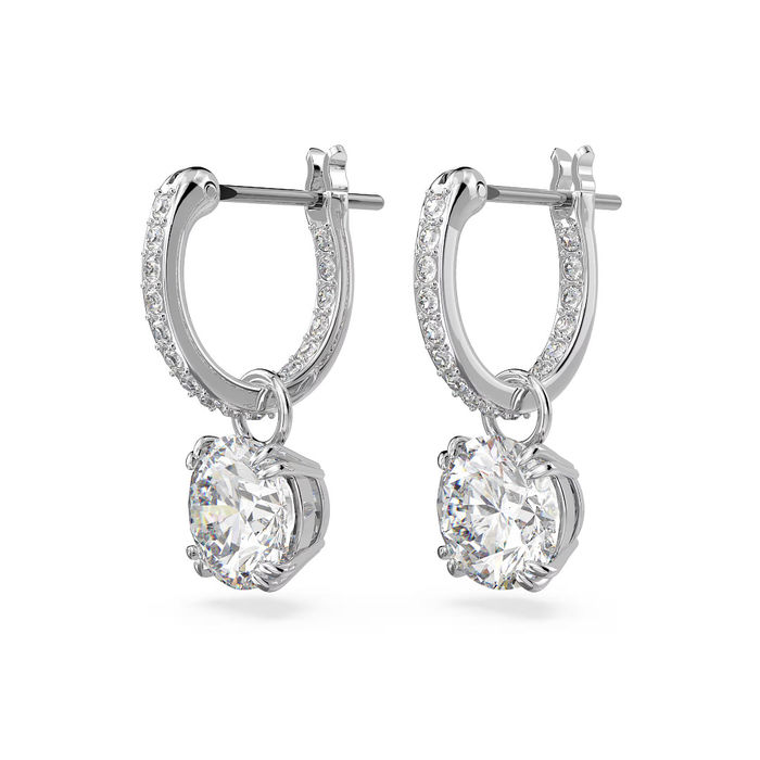 Argolas prateadas Swarovski, de lado, com cristais e um pendente circular com uma pedra incolor.