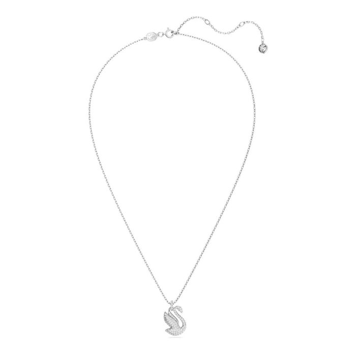 Vista completa de um colar prateado Swarovski com um pendente em forma de cisne cravado de cristais.