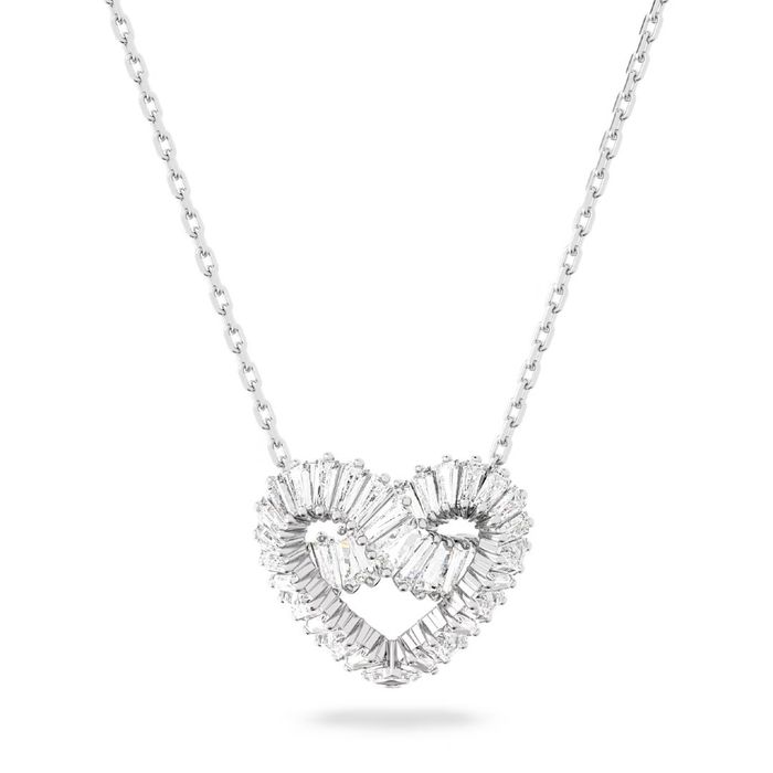 Colar prateado Swarovski com um pendente de um coração com cristais retangulares incolores.
