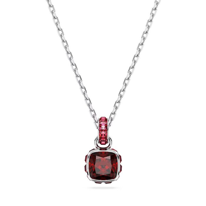 Colar prateado Swarovski com um pendente com cristais e uma pedra vermelha no centro.