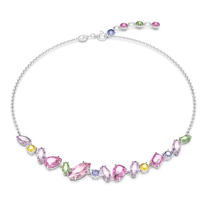 Colar prateado da Swarovski de fecho ajustável e com cristais coloridos de diferentes formas.