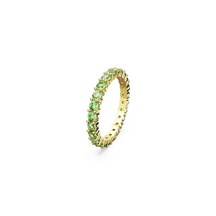 Anel dourado da Swarovski cravado de cristais verdes circulares ao longo da joia.