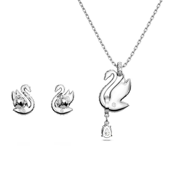 Vista traseira de um colar com pendente e brincos prateados Swarovski em forma de cisnes.