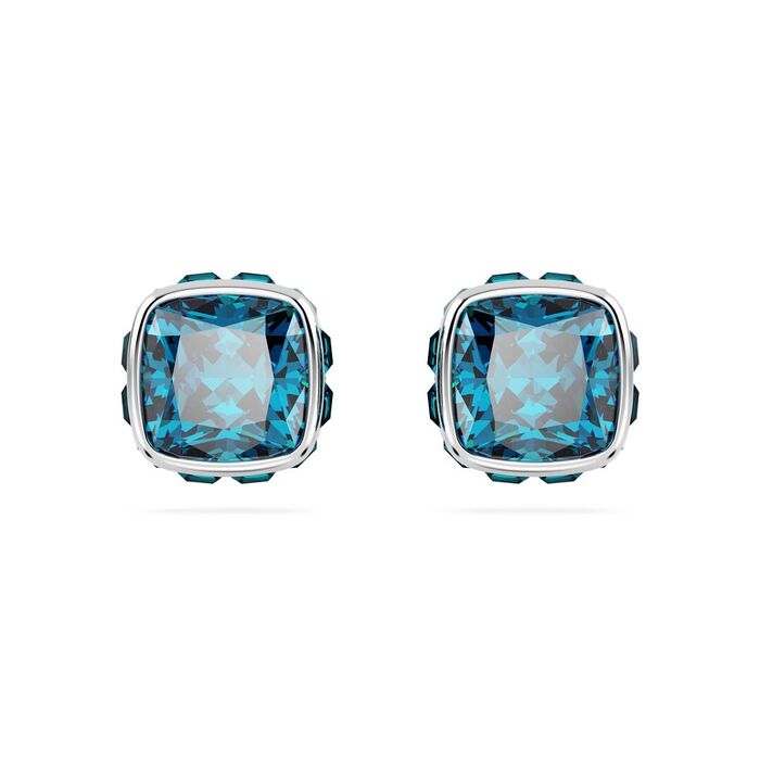 Brincos Swarovski prateados, de frente, com pedras à volta de um cristal azul quadrangular.
