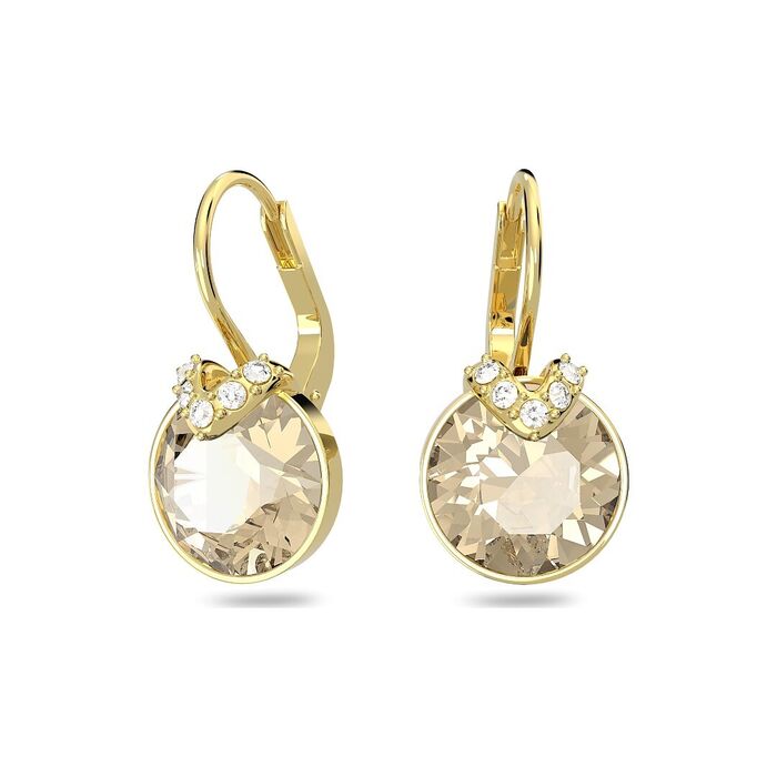 Argolas douradas Swarovski com cristais brancos sobre uma pedra amarela maior no centro.