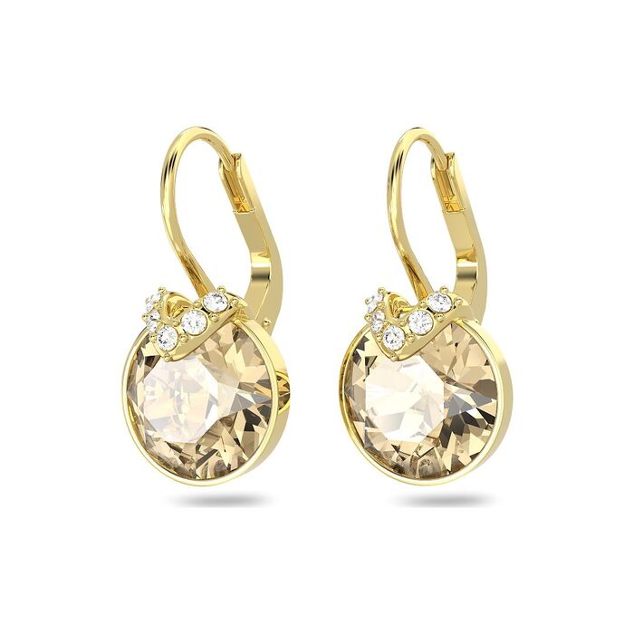 Argolas douradas Swarovski, de lado, com cristais brancos sobre uma pedra amarela maior no centro.