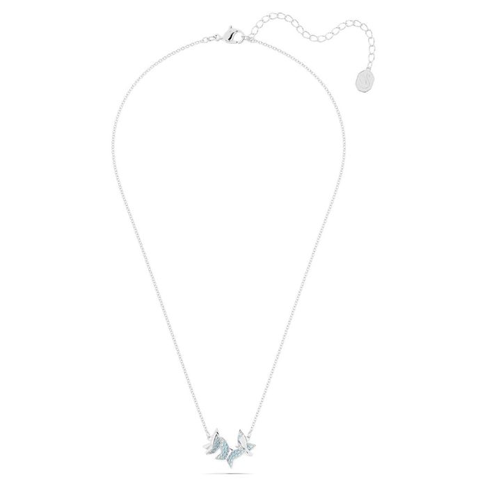 Vista completa de um colar prateado Swarovski com um pendente de três borboletas com cristais azuis.