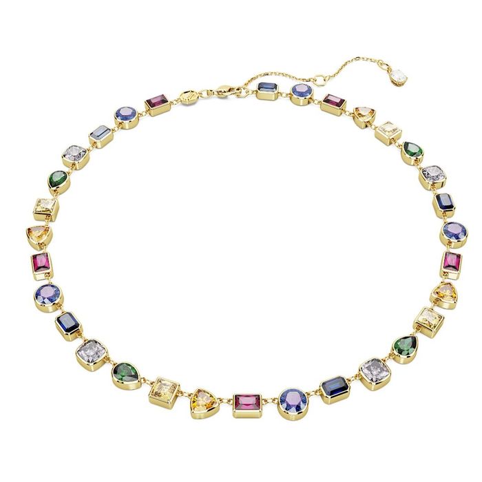 Colar dourado da Swarovski com cristais cravados de diferentes formas e cores.