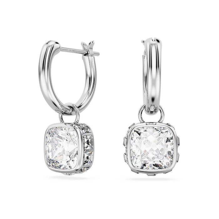 Argolas prateadas Swarovski com um pendente quadrangular com um cristal incolor no centro.