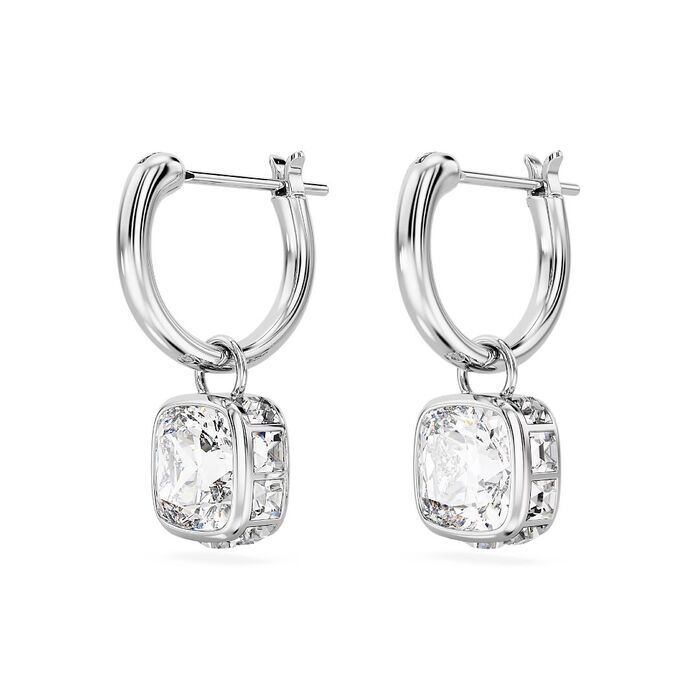 Argolas prateadas Swarovski, de lado, com um pendente quadrangular com um cristal incolor no centro.