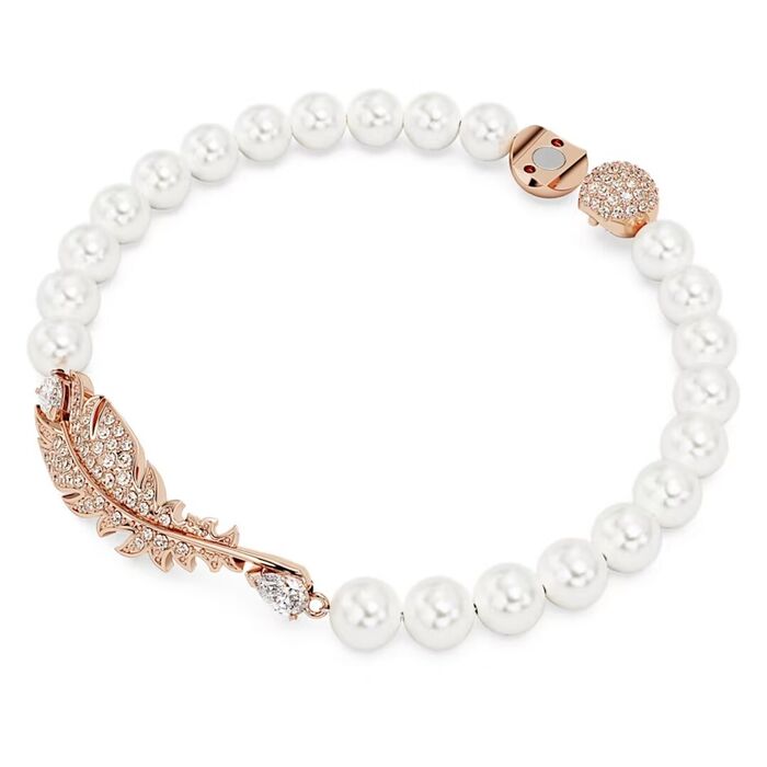 Pulseira Swarovski, de lado, com pérolas e a forma de uma pena rose gold cravada de cristais.