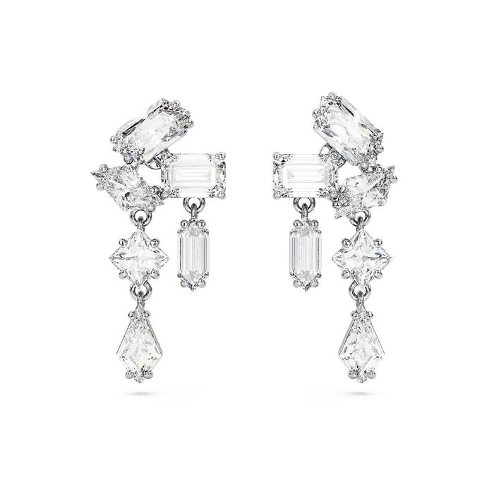 Brincos prateados Swarovski, em vista frontal, com cristais incolores de diferentes formas.