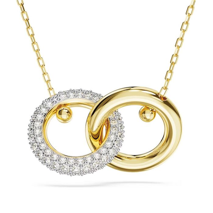 Colar dourado Swarovski com um pendente de dois aros entrelaçados, um polido e outro com cristais.