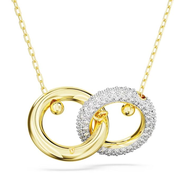 Vista de trás de um colar Swarovski com um pendente de dois aros entrelaçados polido e com pedras.