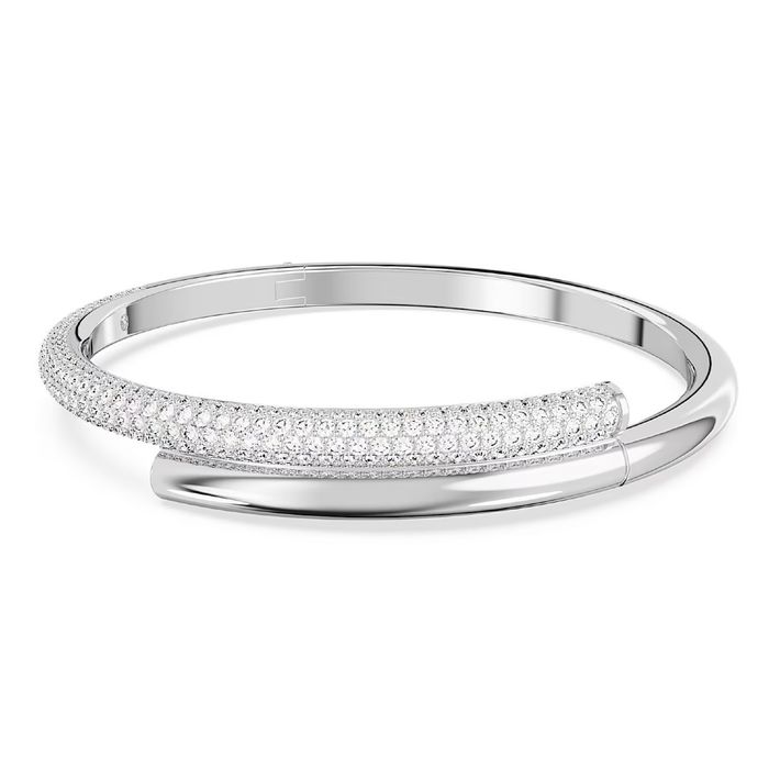 Escrava prateada Swarovski com um aro polido e cravado de cristais incolores.
