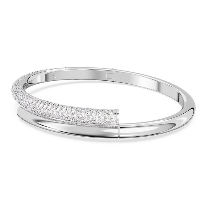 Escrava prateada Swarovski, em vista de lado, com um aro polido e cravado de cristais incolores.