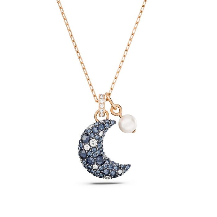 Colar rose gold Swarovski com um pendente de uma lua com cristais azuis e um pendente de uma pérola.